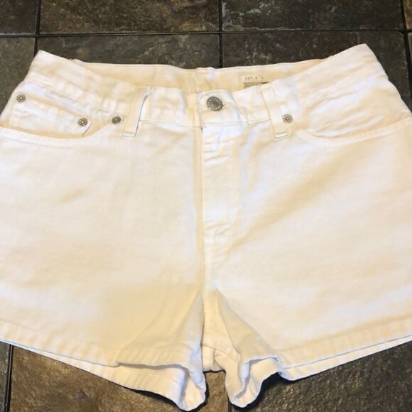 White denim Levi’s women’s size 9 shorts - Picture 1 of 5